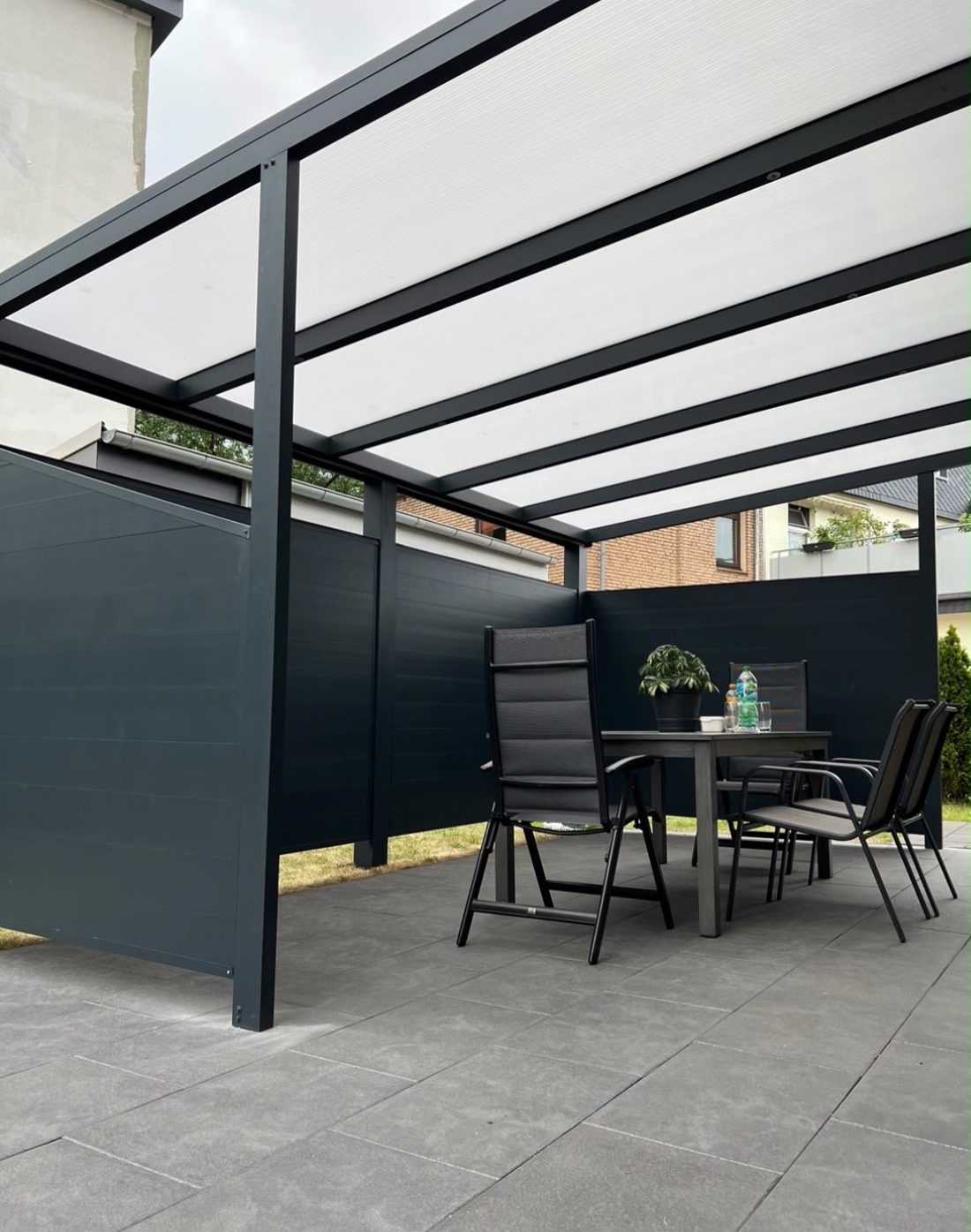 Terrassenüberdachung mit Sichtschutz-Seitenwand
